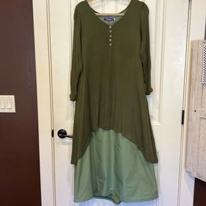 Beautiful green dress with three-quarter sleeves.